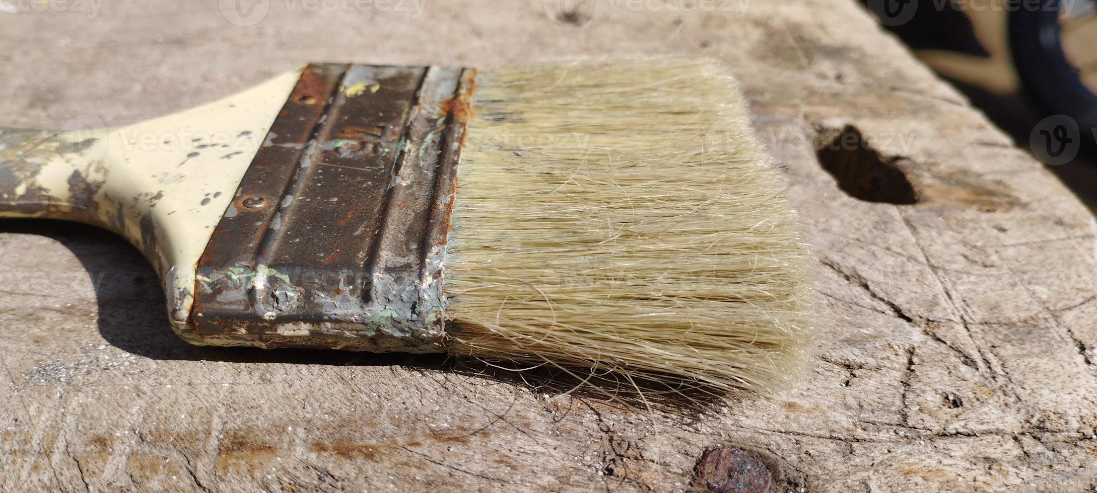 vecchio spazzola con squallido setole su lungo legna foto