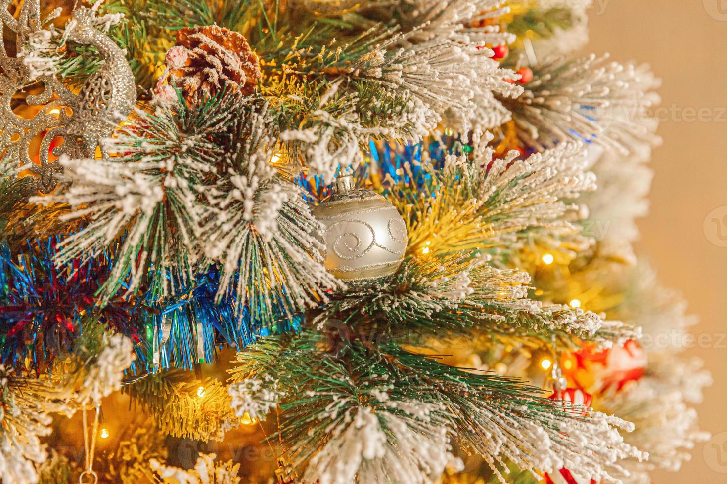 classico Natale nuovo anno decorato nuovo anno albero con colorato foto