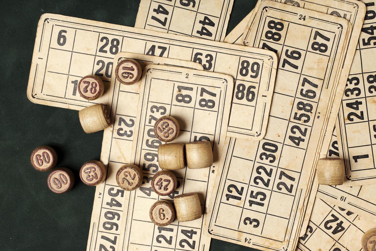 bingo da tavolo. botti di legno del lotto con borsa, carte da gioco per giochi del lotto, giochi per la famiglia. foto