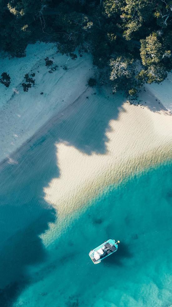 piccola barca sul mare foto