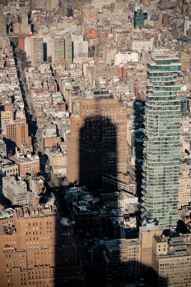 grattacielo che getta un'ombra sugli edifici vicini foto