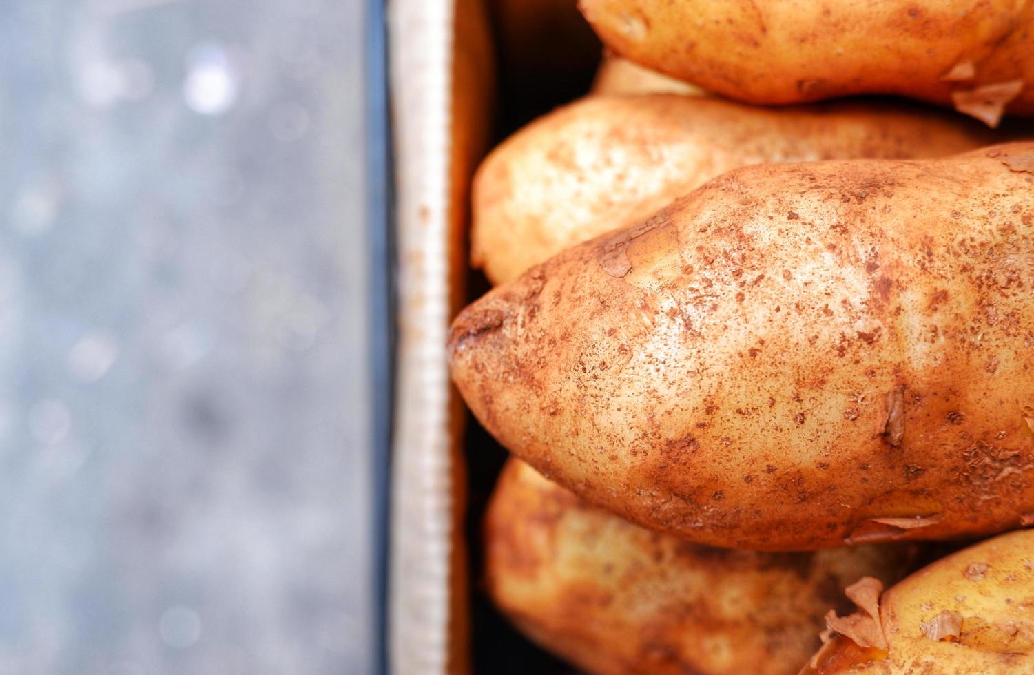 patate fresche in cassa della scatola di carta. sfondo bokeh. foto