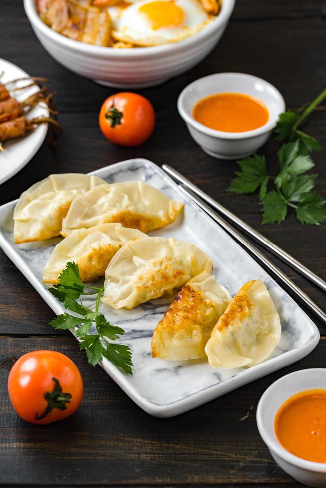 gnocchi giapponesi saltati in padella o gyoza foto