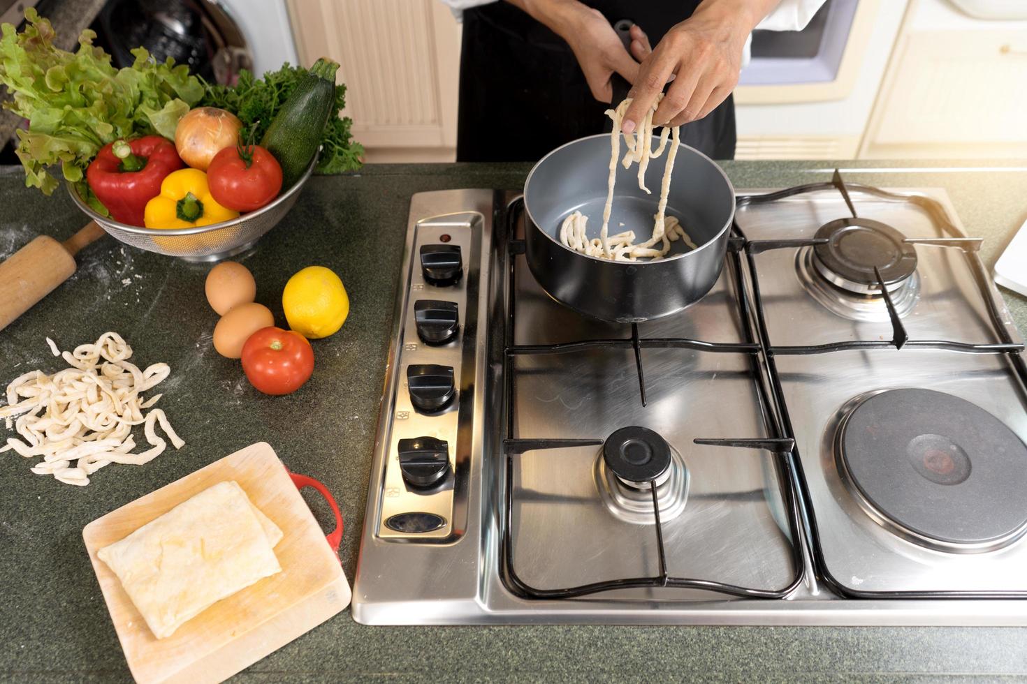 primo piano della persona che cucina a casa foto