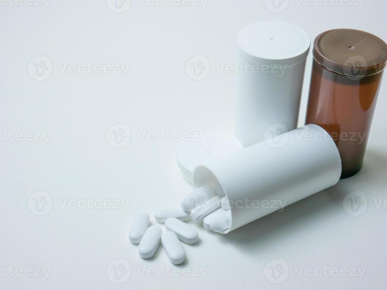 bianca pillola su legna tavolo per sci o medico concetto foto