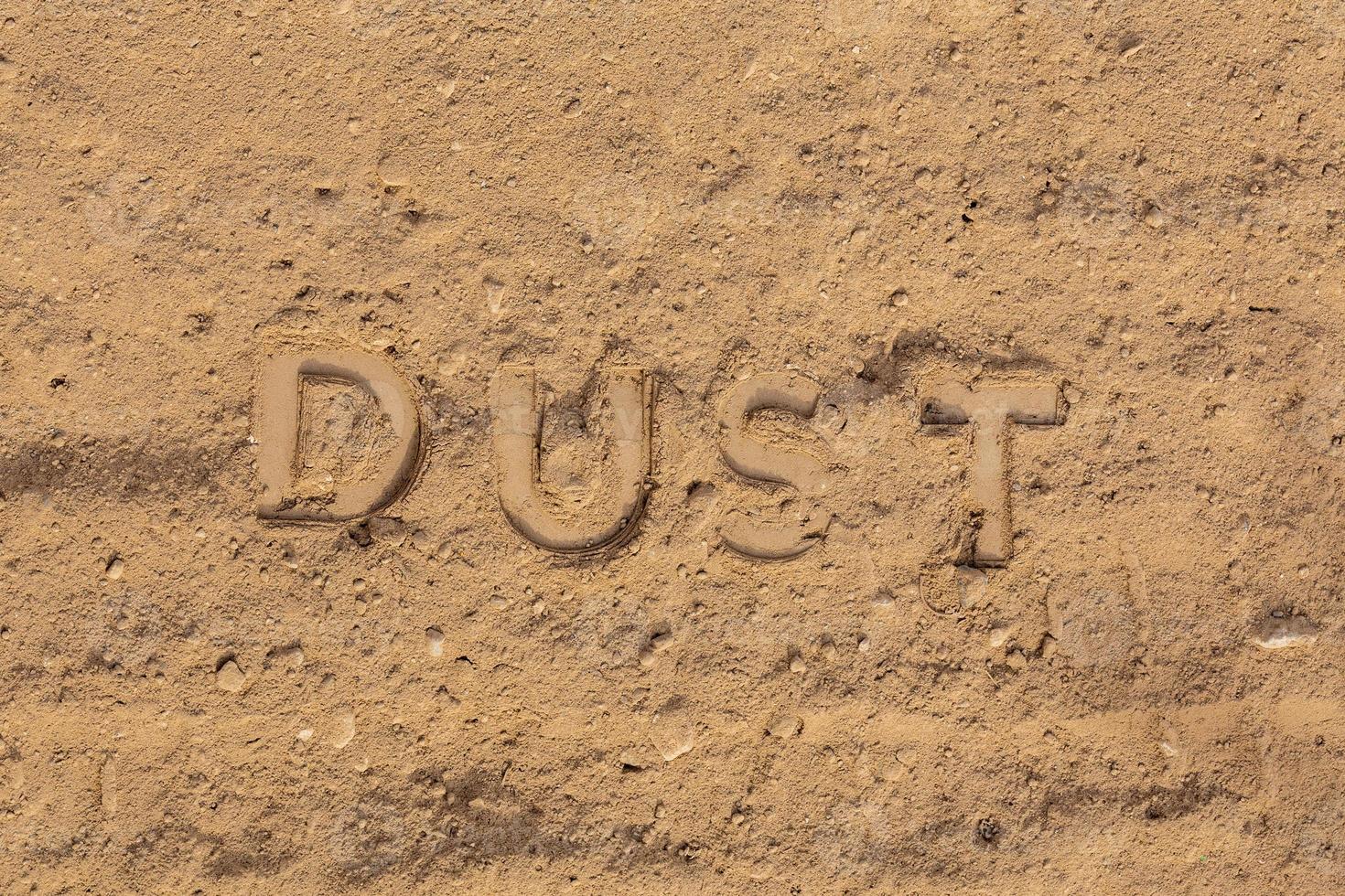 il parola polvere sbalzato su polveroso strada superficie nel piatto posare prospettiva foto