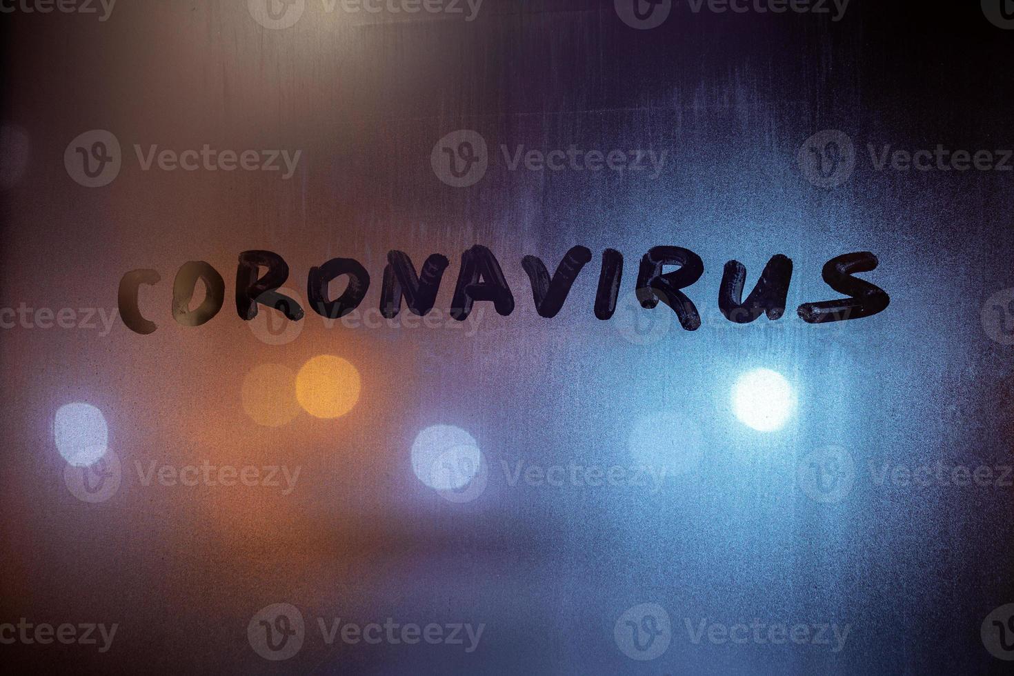 il parola coronavirus manoscritto su notte nebbioso bicchiere nel verde acqua colori foto