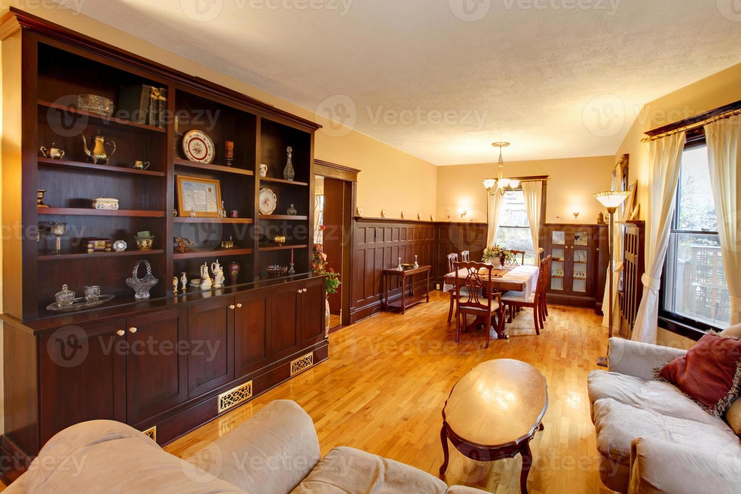 soggiorno e sala da pranzo di lusso in oro con legno di mogano foto