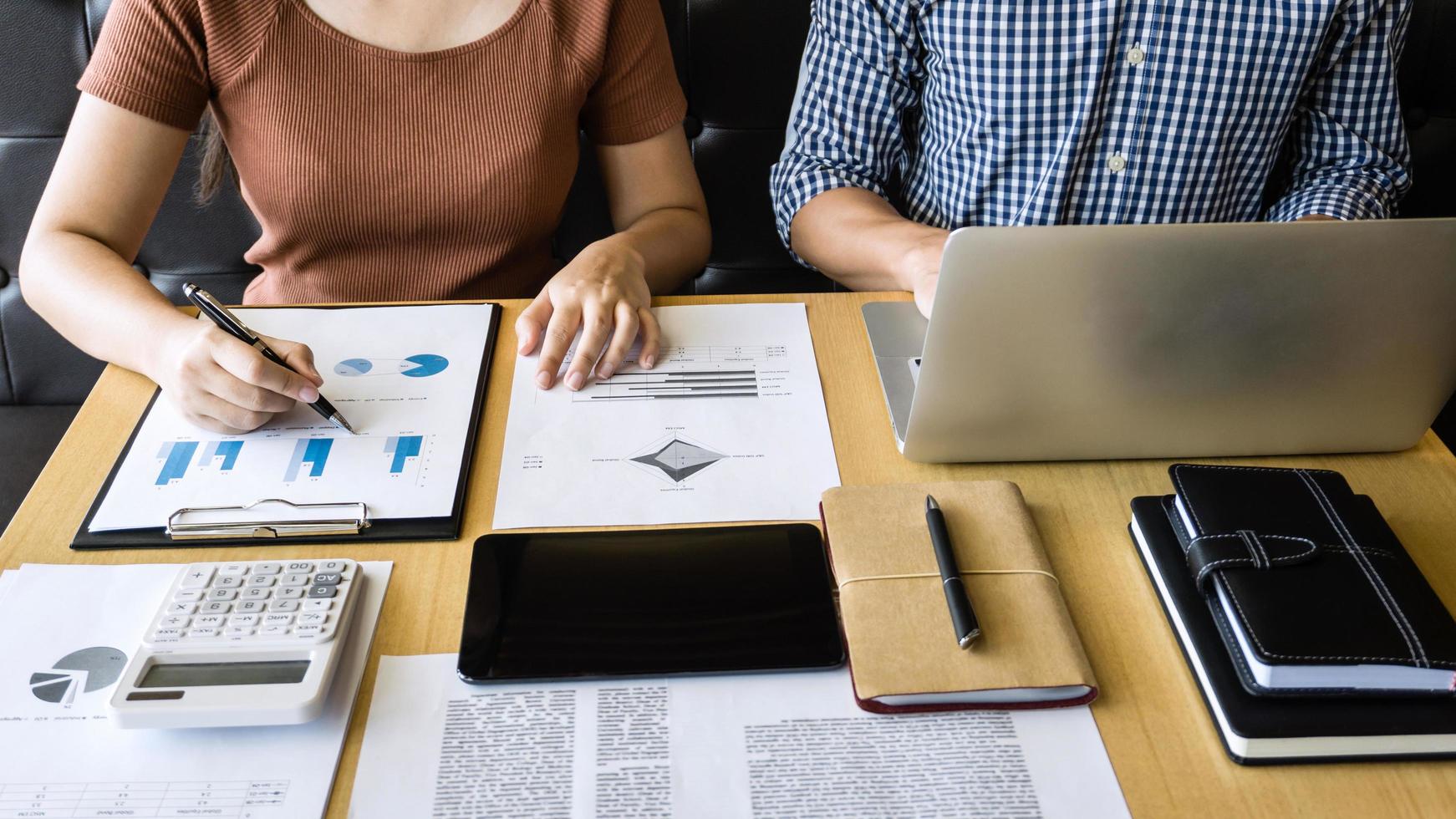 partner commerciali che discutono di un progetto foto