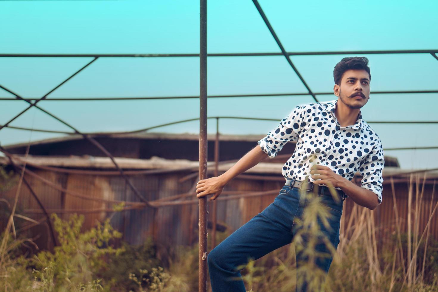 giovane uomo che indossa la camicia bianca a pois foto