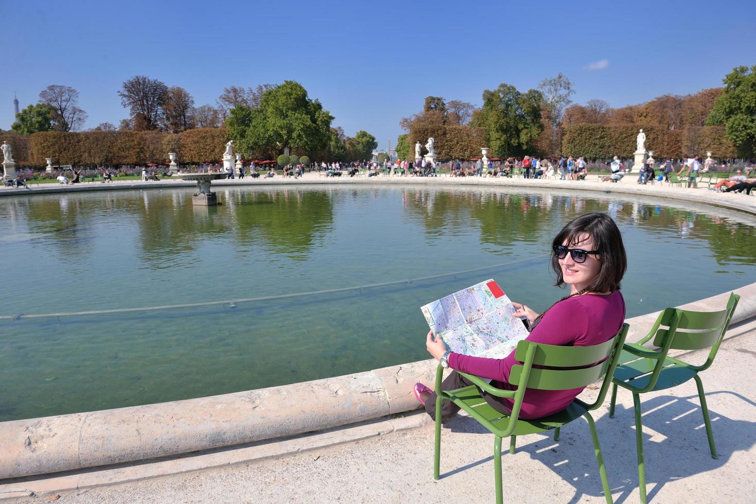 turista donna avere divertimento nel Francia foto