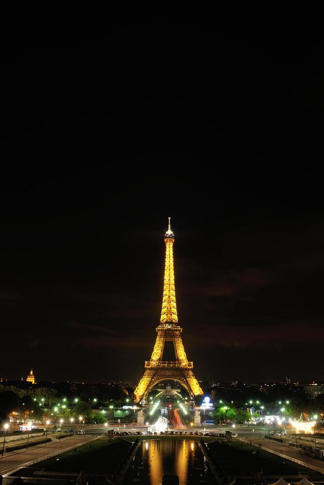 effet Torre nel Parigi a notte foto