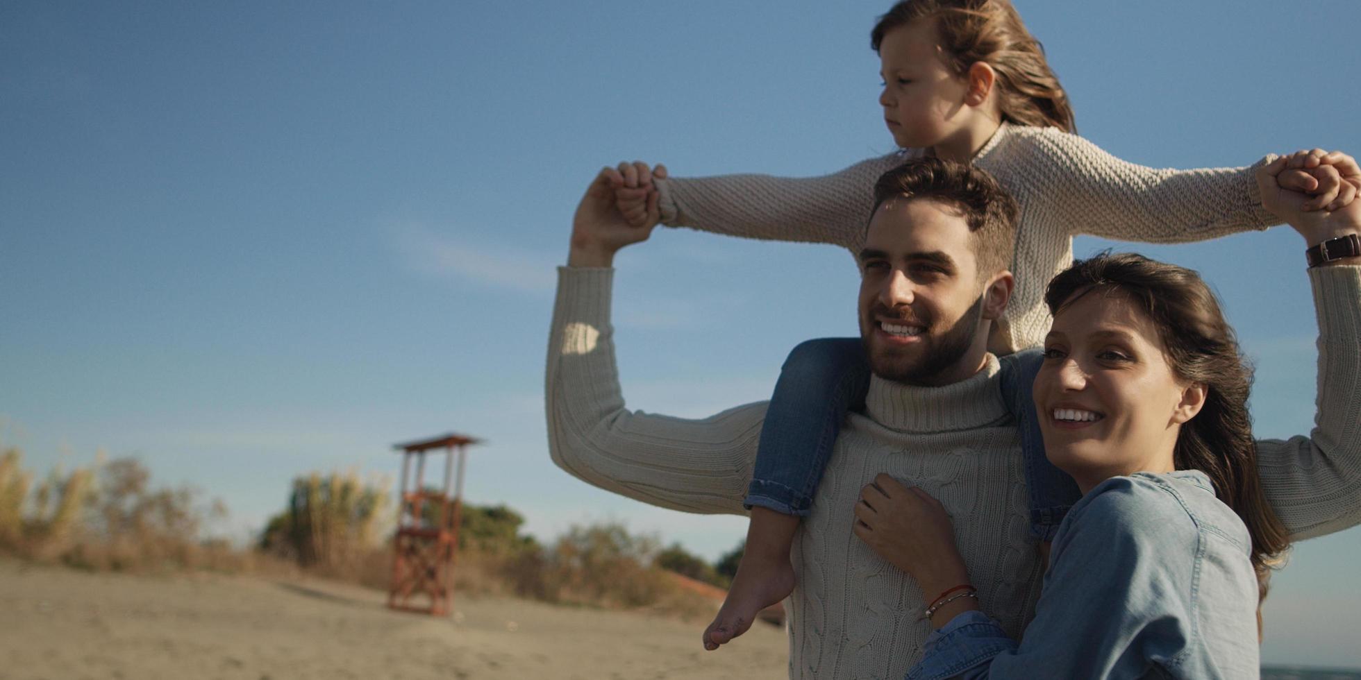 giovane famiglia godendo vecazione durante autunno foto