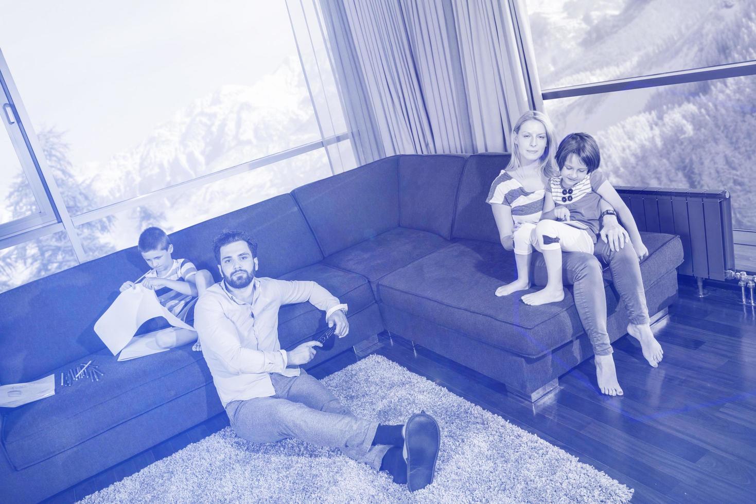 contento giovane famiglia giocando insieme su divano foto
