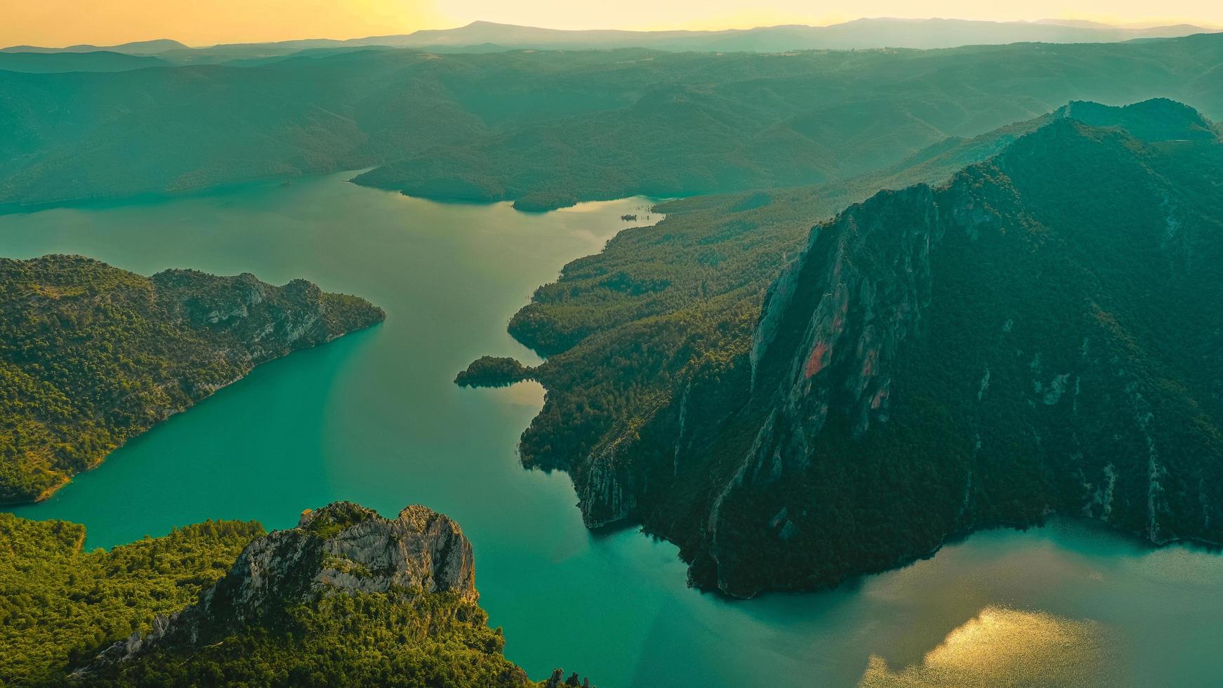 vista aerea di un lago verde e montagne foto