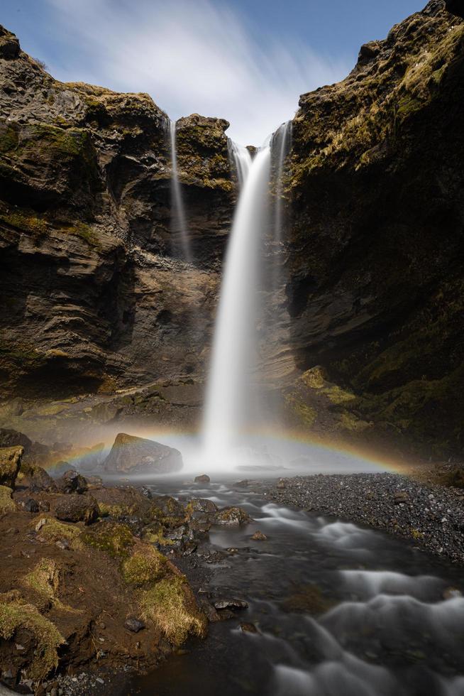 arcobaleno nella parte inferiore di una cascata foto