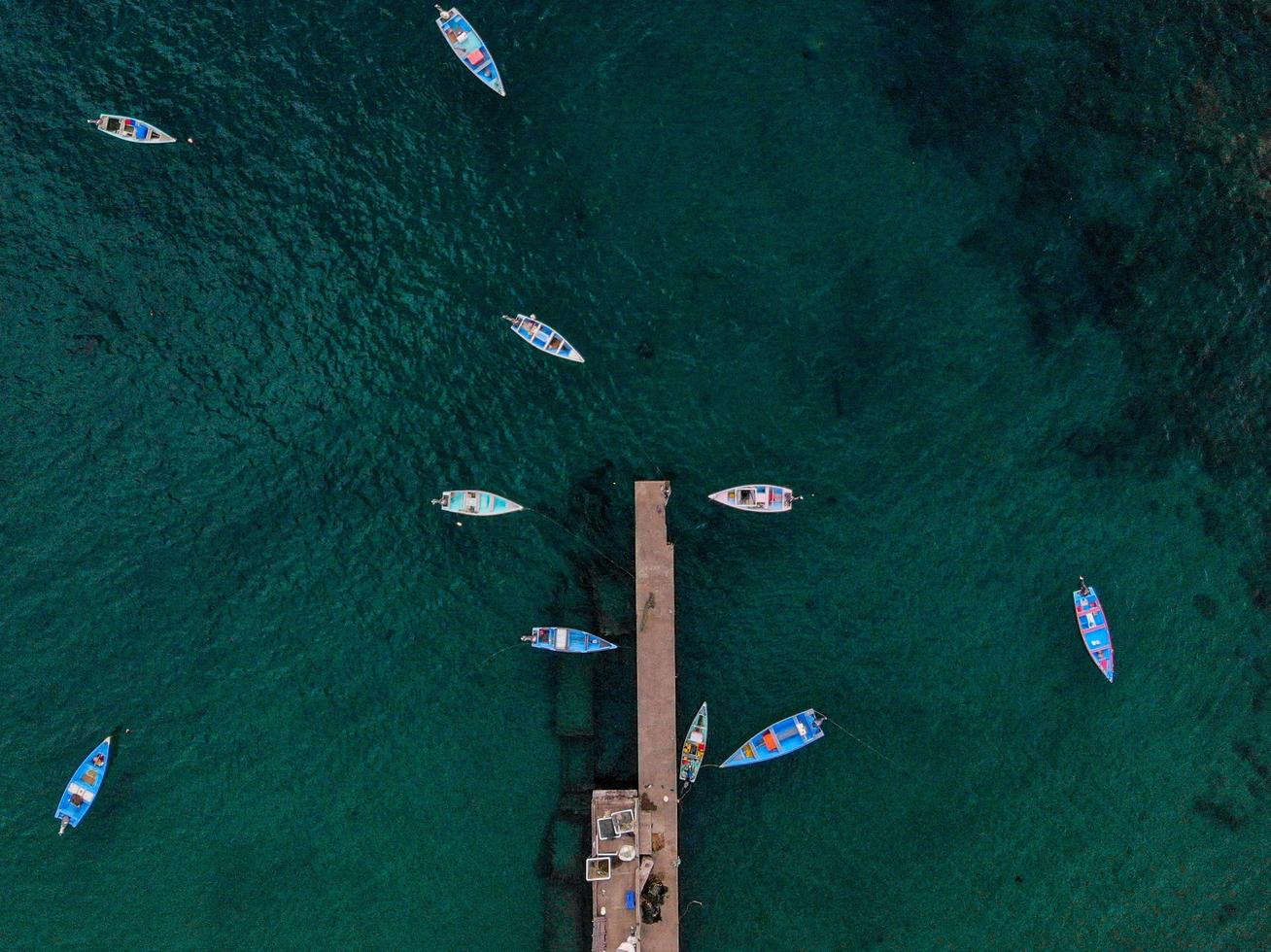 veduta aerea di barche vicino a un molo foto