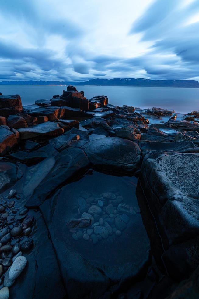 lunga esposizione di un paesaggio marino di notte foto