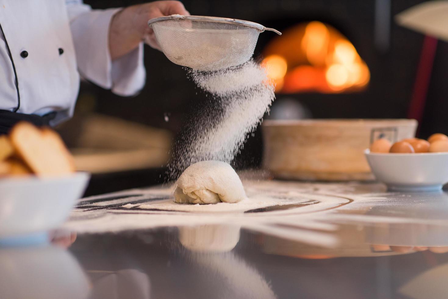 capocuoco aspersione Farina al di sopra di fresco Pizza Impasto foto