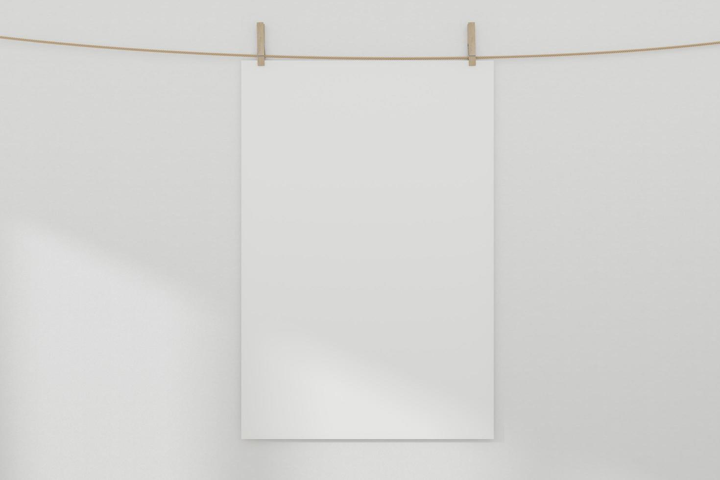 mockup di poster appeso con mollette foto