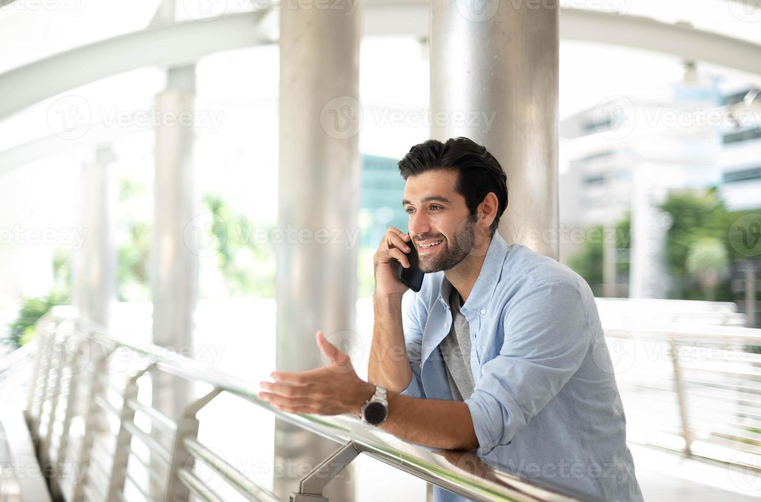 il attività commerciale uomo parlando con inteligente Telefono su loro modo. sensazione contento e rilassante, casuale giovane uomo d'affari indossare completo da uomo giacca. foto