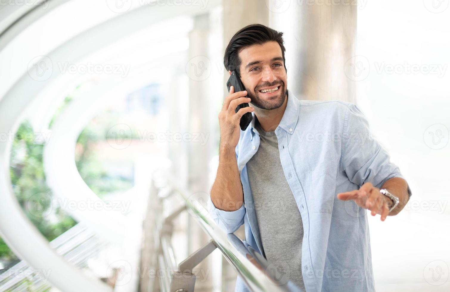 il attività commerciale uomo parlando con inteligente Telefono su loro modo. sensazione contento e rilassante, casuale giovane uomo d'affari indossare completo da uomo giacca. foto