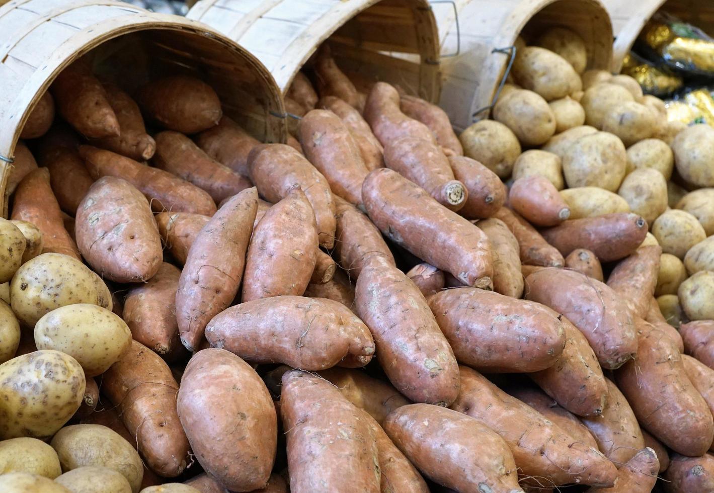 patate al mercato foto