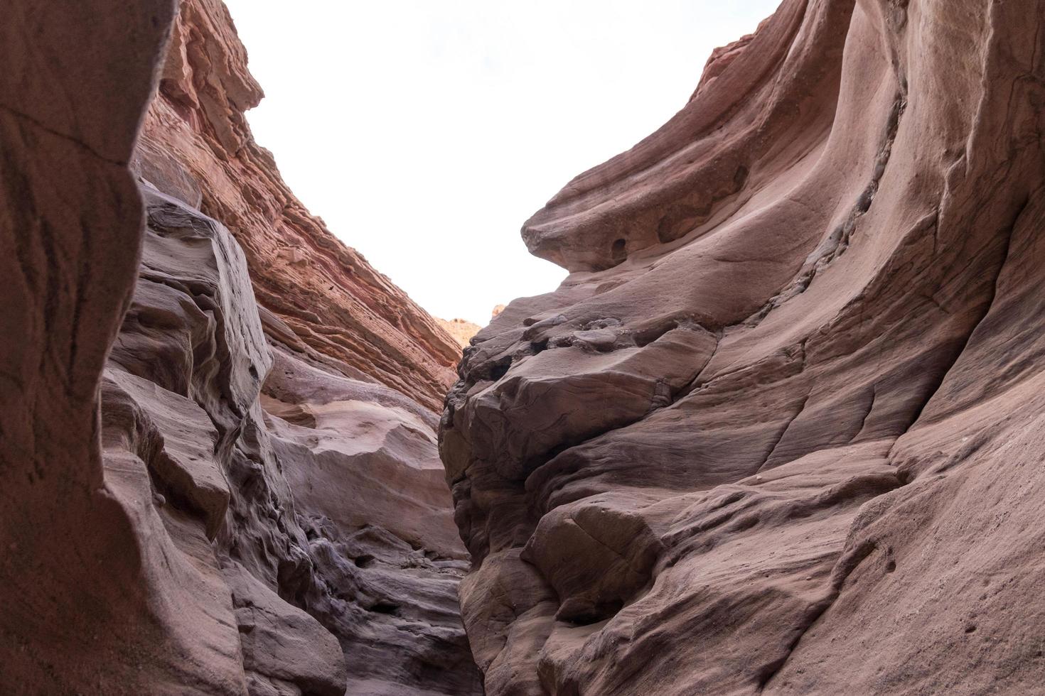 vista del canyon rosso dal basso foto