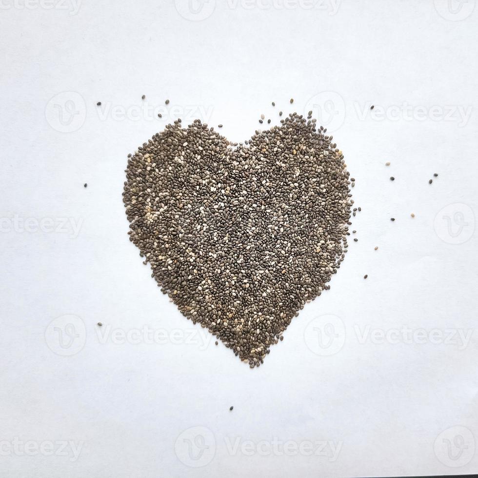 cuore a partire dal chia semi isolato su bianca sfondo. salutare superfood foto