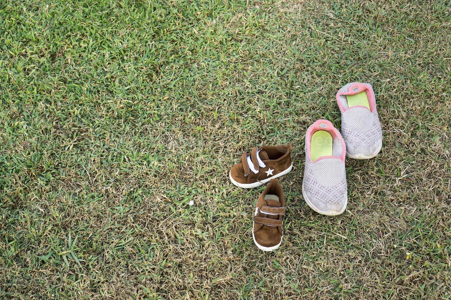 scarpe di un' madre e bambino sinistra su il campo per giocare insieme foto