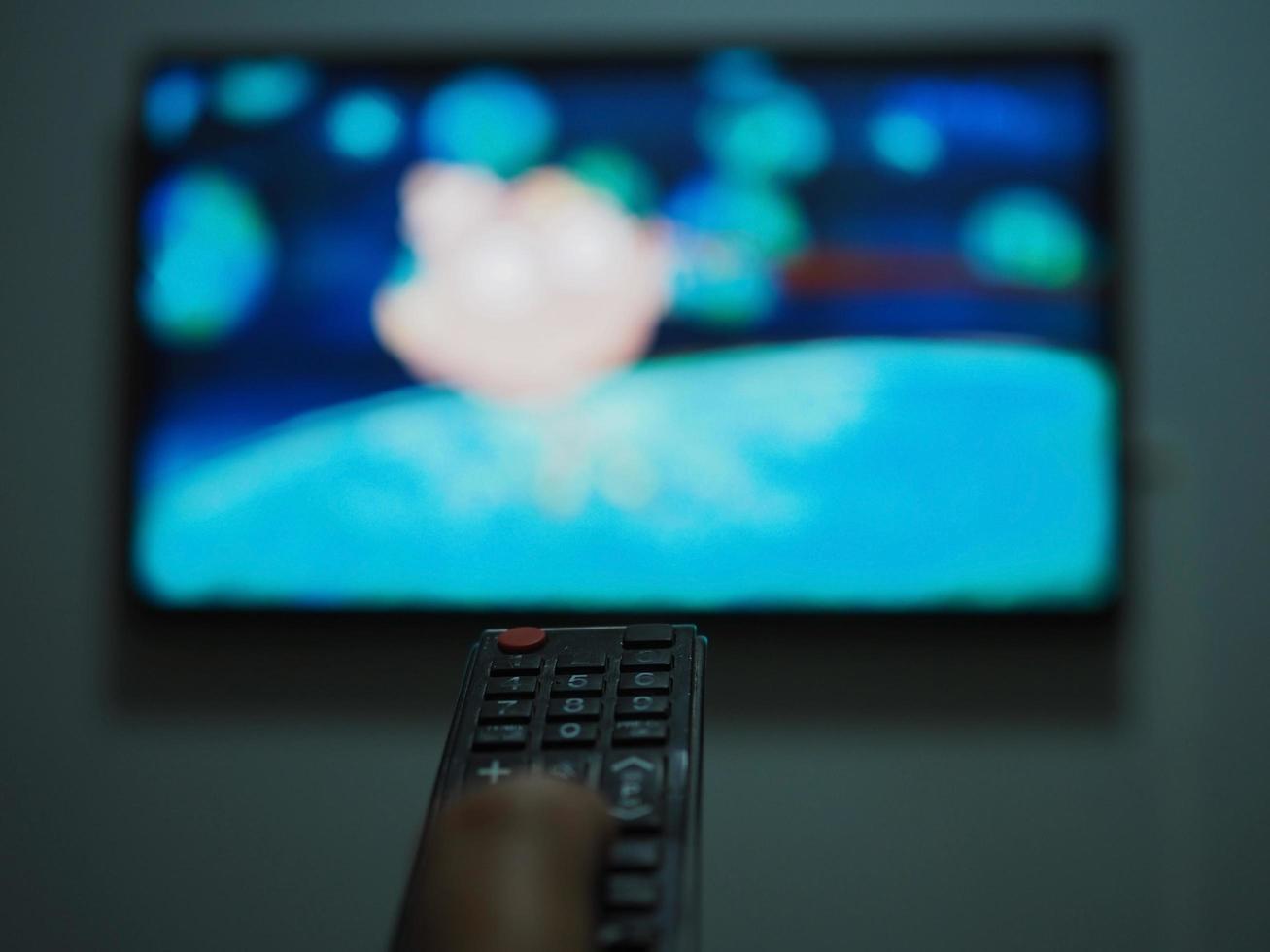 il a distanza controllo Immagine su il tv sfondo è su di messa a fuoco. foto