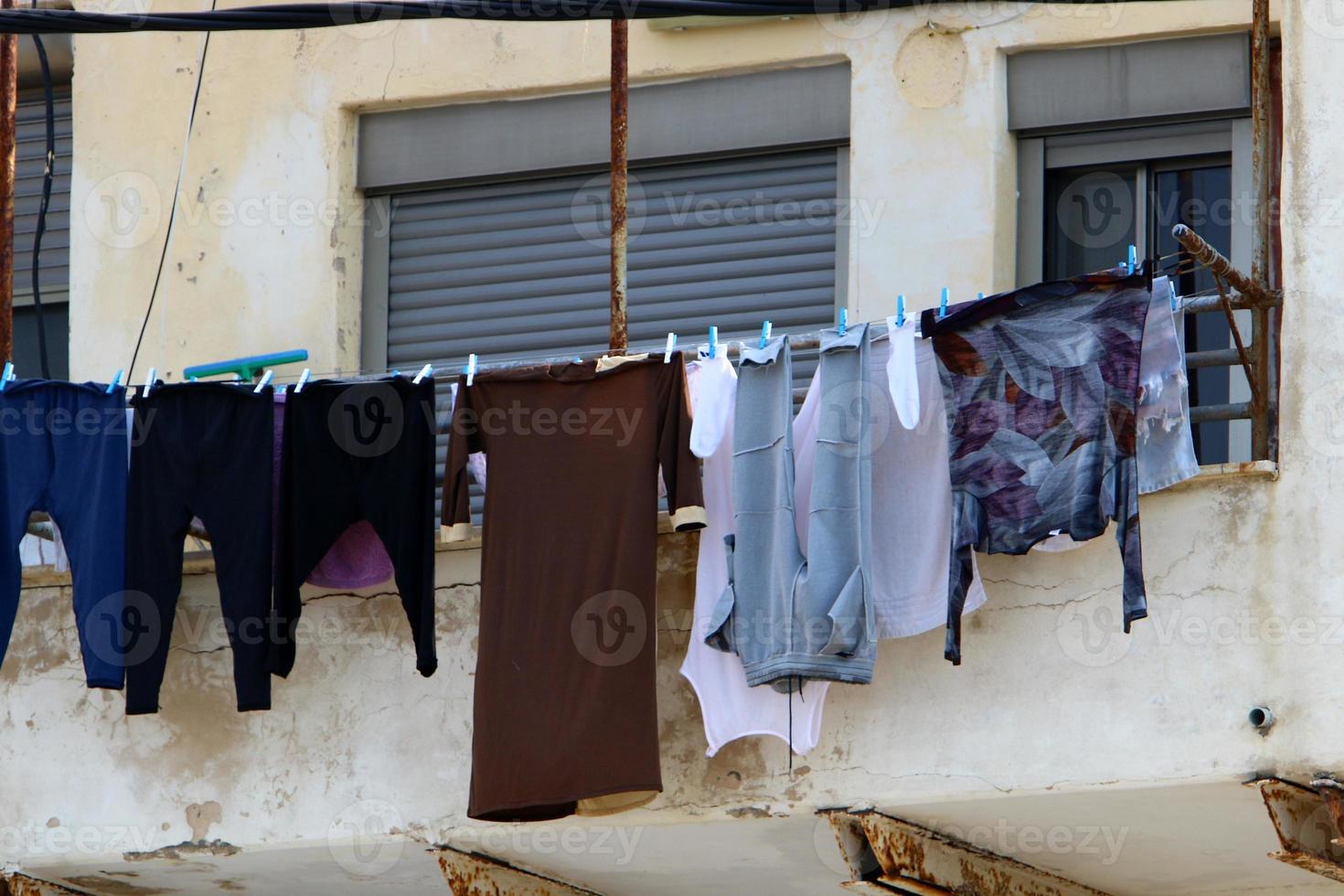 lavato Abiti e biancheria si asciuga su il balcone. foto