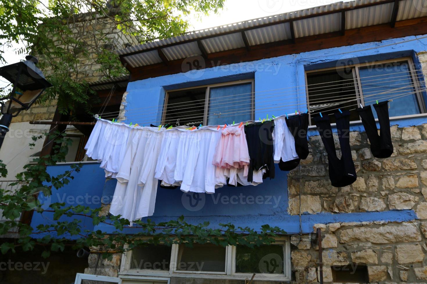 lavato Abiti e biancheria si asciuga su il balcone. foto