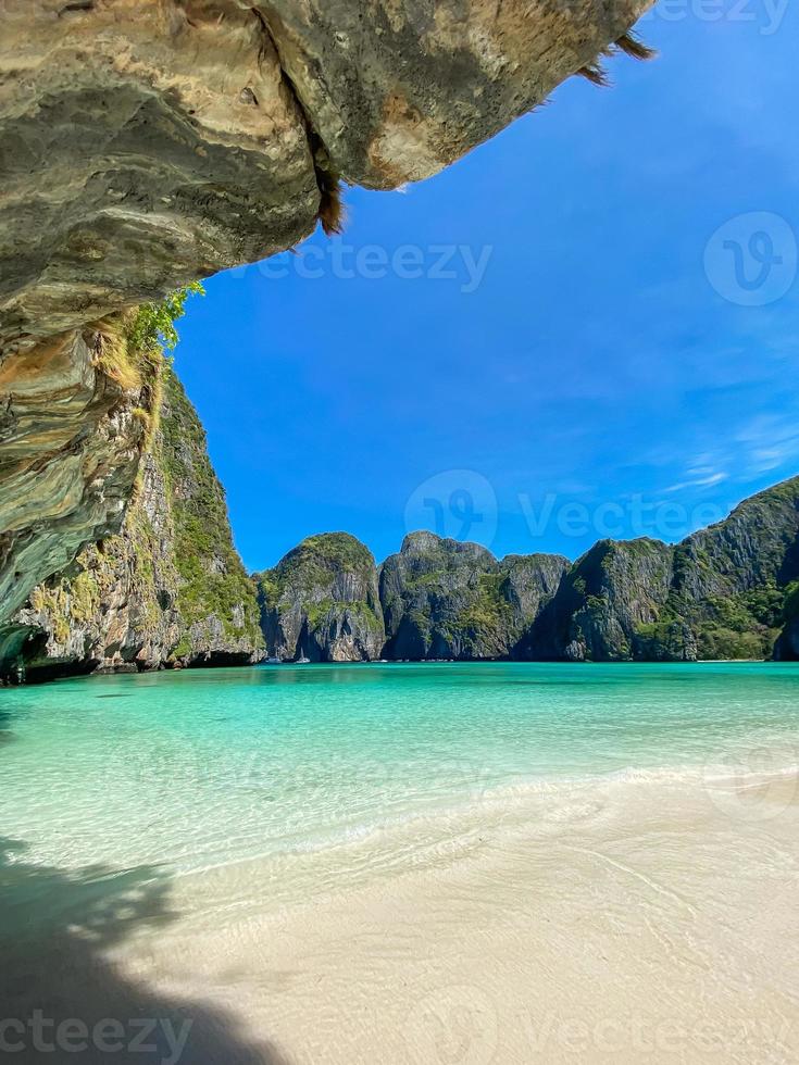 bellissimo scenario della spiaggia della baia di maya sull'isola di phi phi, krabi, tailandia. punto di riferimento, destinazione di viaggio nel sud-est asiatico, vacanza e concetto di vacanza foto