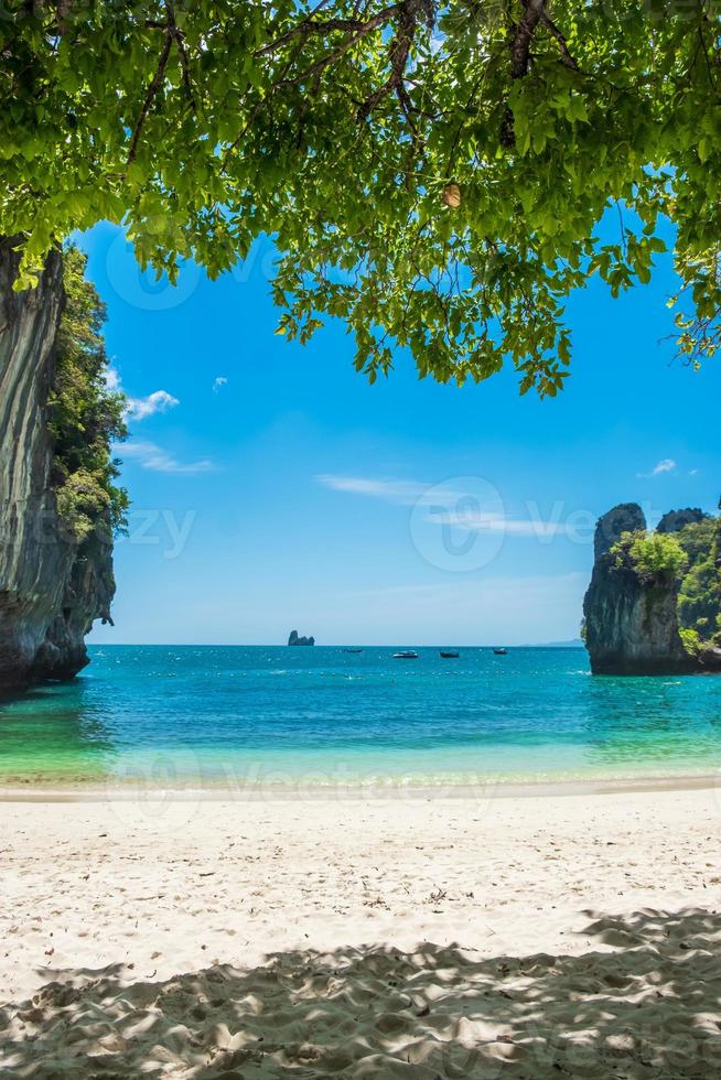 bellissima spiaggia sull'isola di hong, krabi, tailandia. punto di riferimento, destinazione di viaggio nel sud-est asiatico, vacanza, tropicale e concetto di vacanza foto