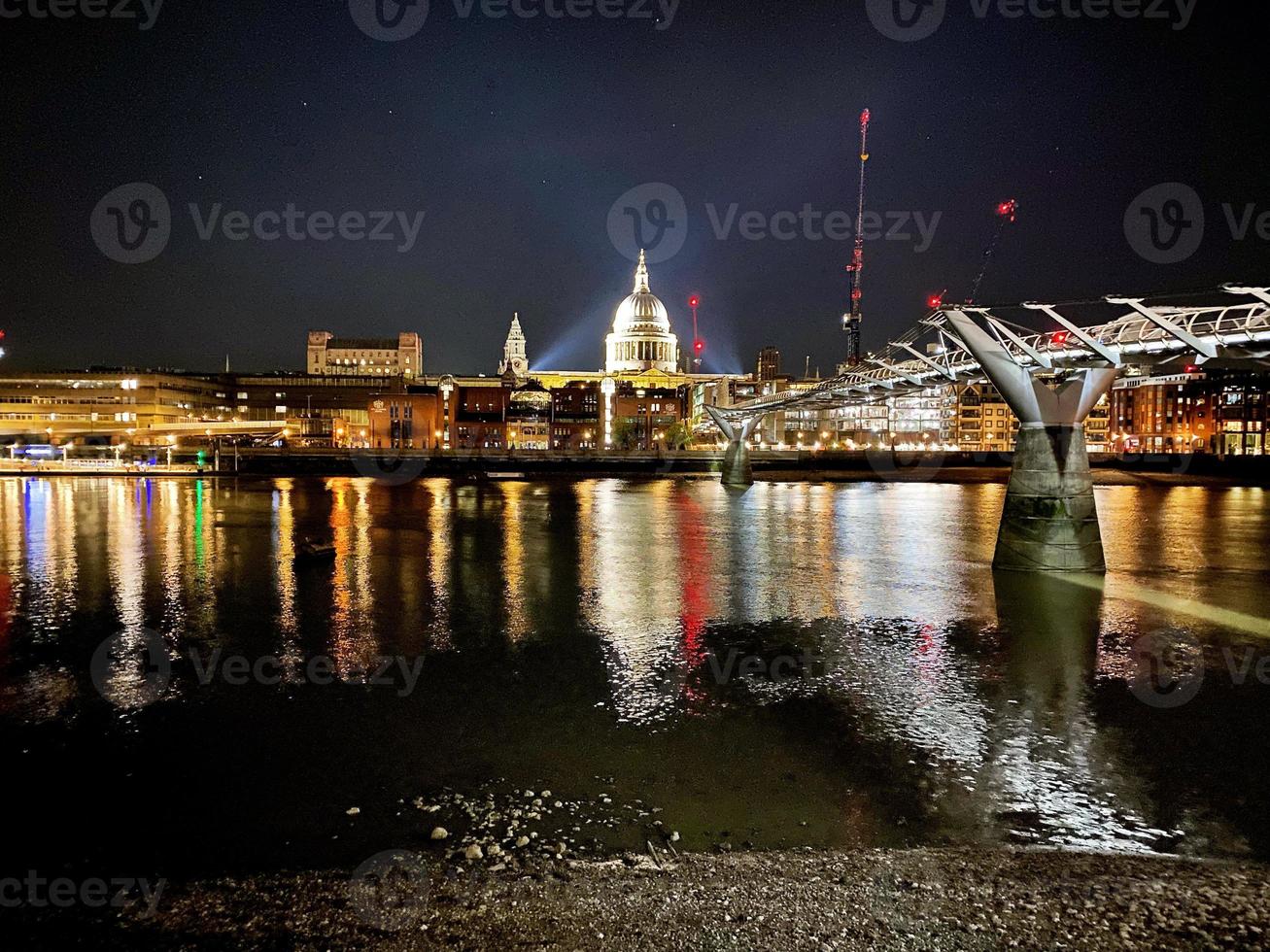 un' Visualizza di il fiume Tamigi nel Londra a notte foto