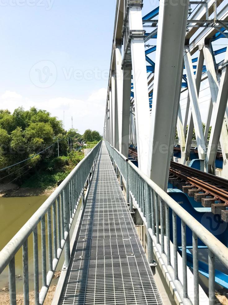 il pedone ponte accanto il ferrovia ponte foto