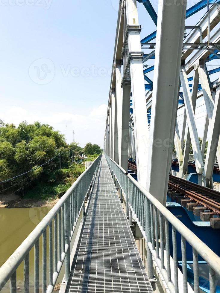 il pedone ponte accanto il ferrovia ponte foto