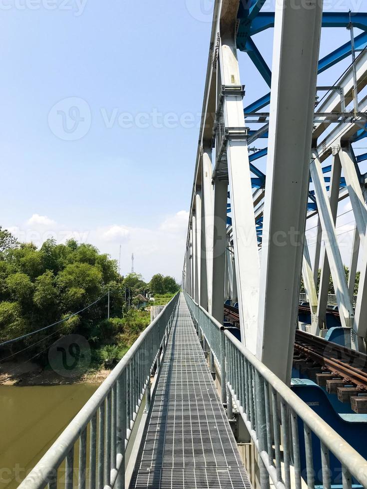 il pedone ponte accanto il ferrovia ponte foto