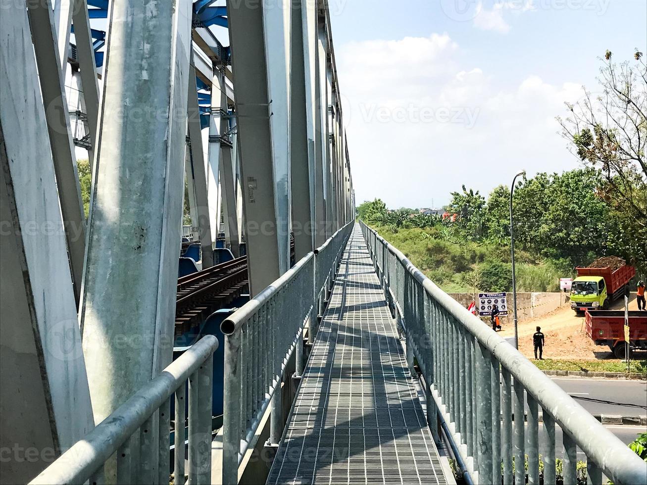 il pedone ponte accanto il ferrovia ponte foto