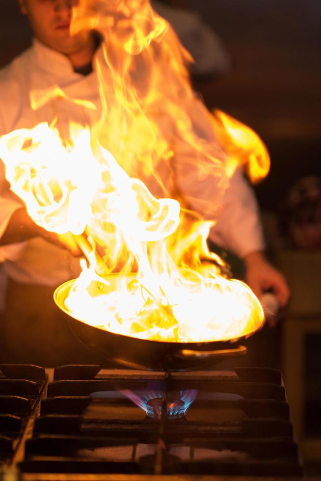 capocuoco fare fiamma su cibo foto