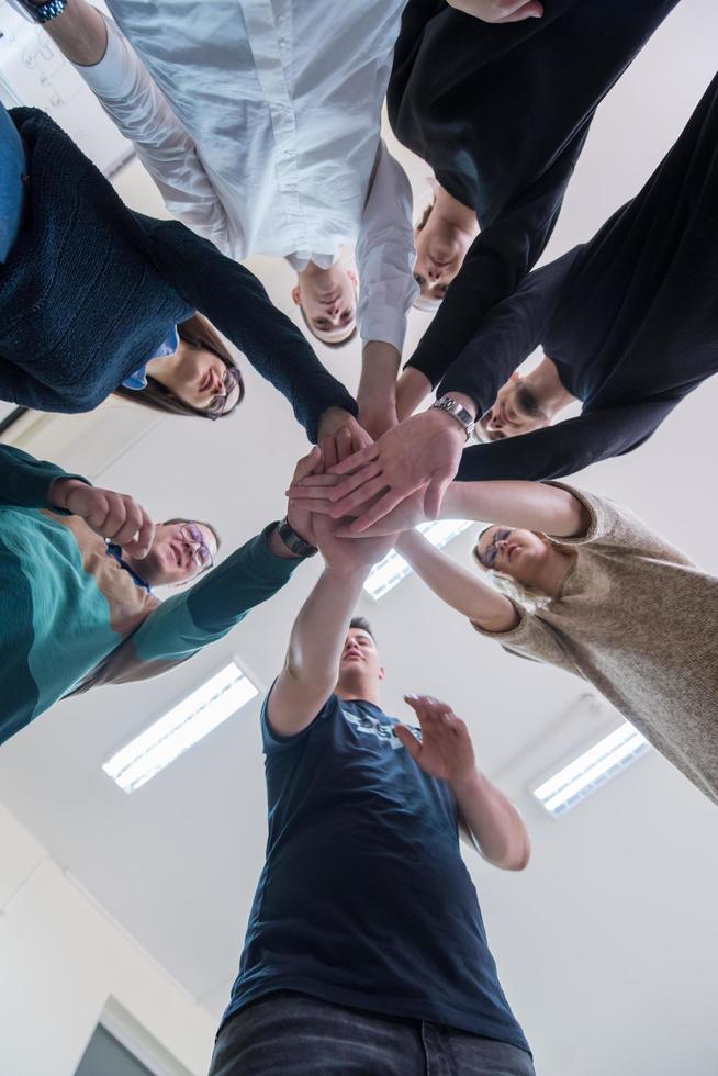 studenti festeggiare con successo finito progetto foto