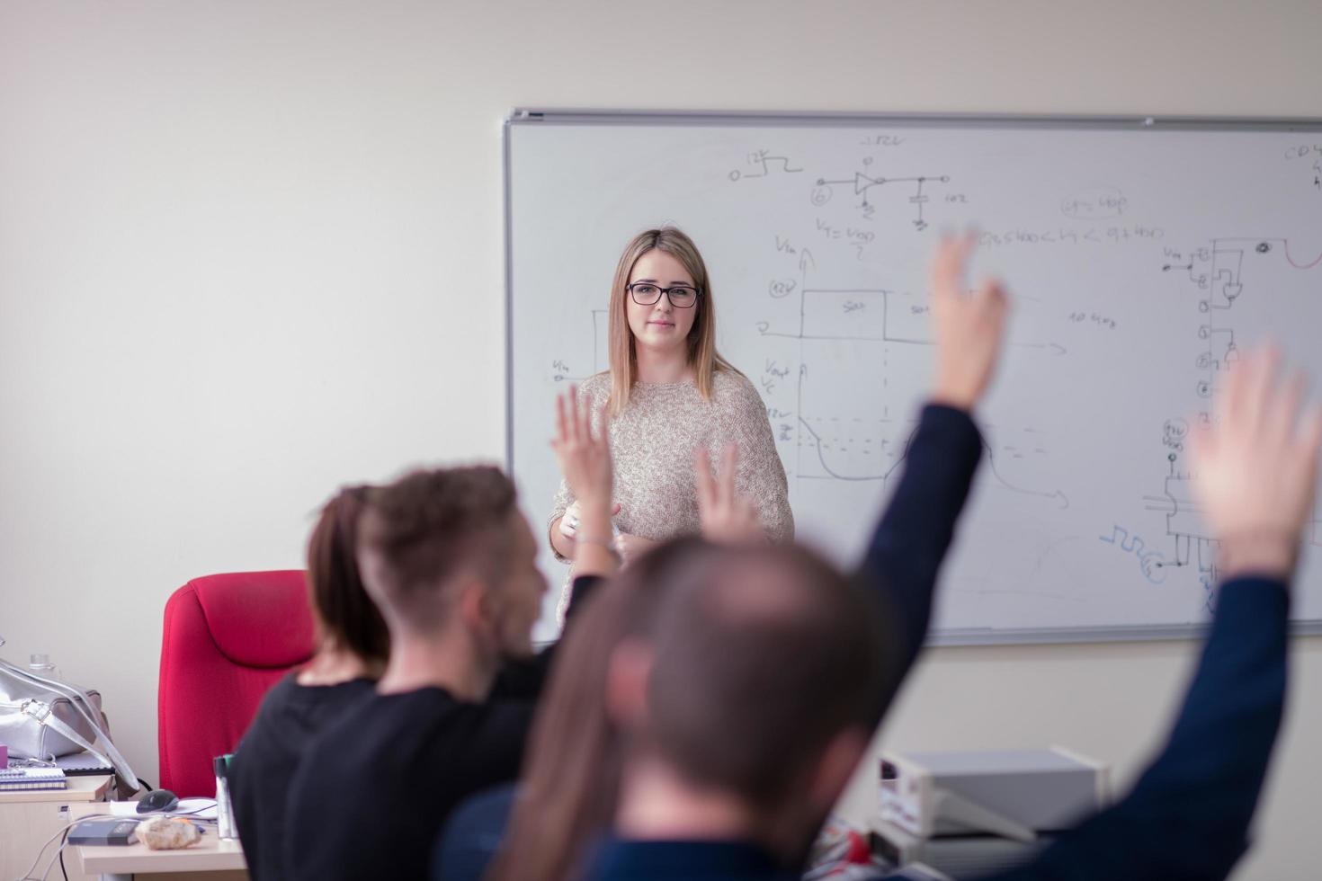 studenti fare pratica nel il elettronico aula foto