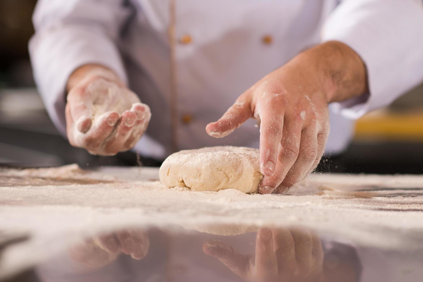 capocuoco mani preparazione Impasto per Pizza foto