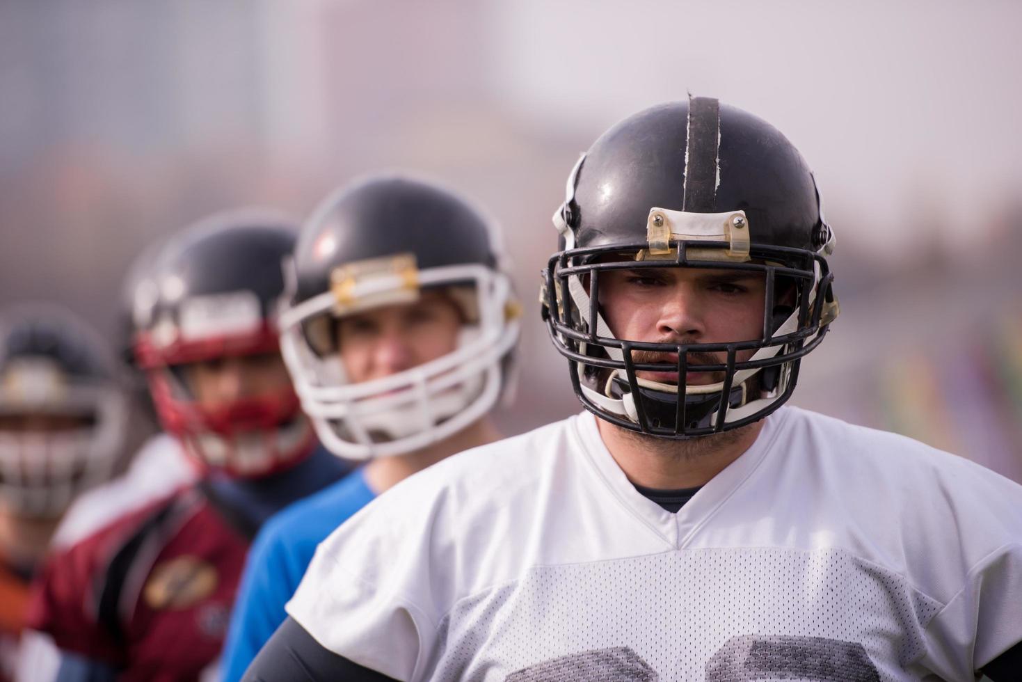 ritratto di giovane americano calcio squadra foto