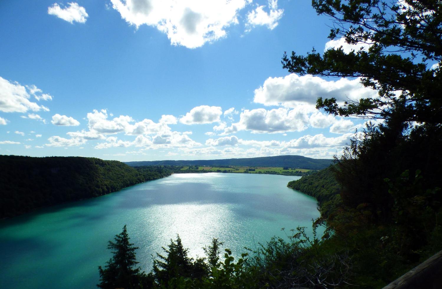 vista del lago di chalain in francia foto