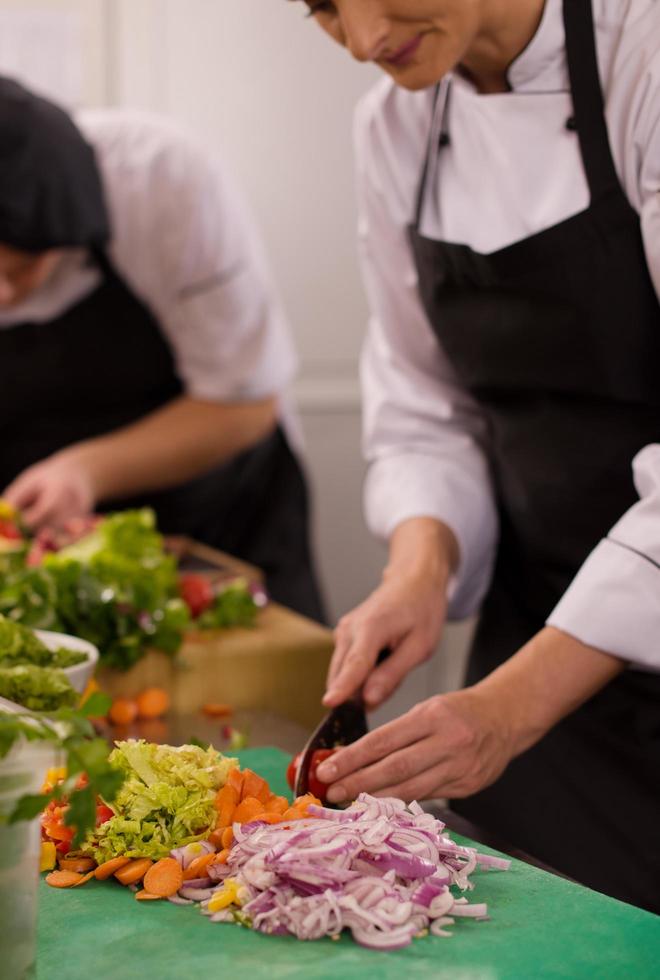 squadra cuochi e chef preparazione pasto foto