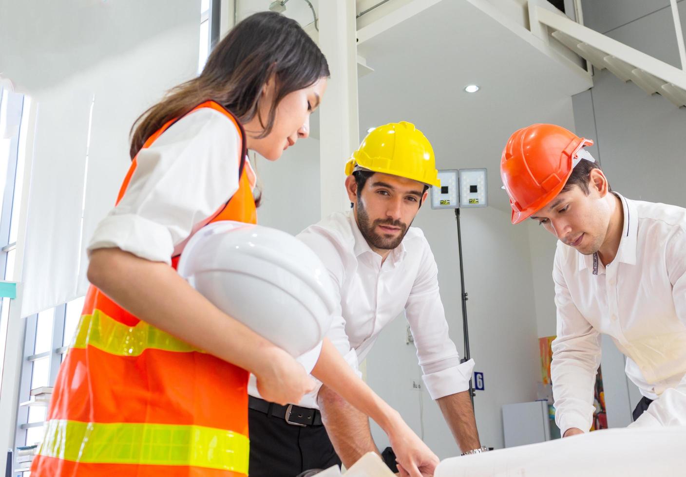 architetti che discutono del piano di costruzione foto