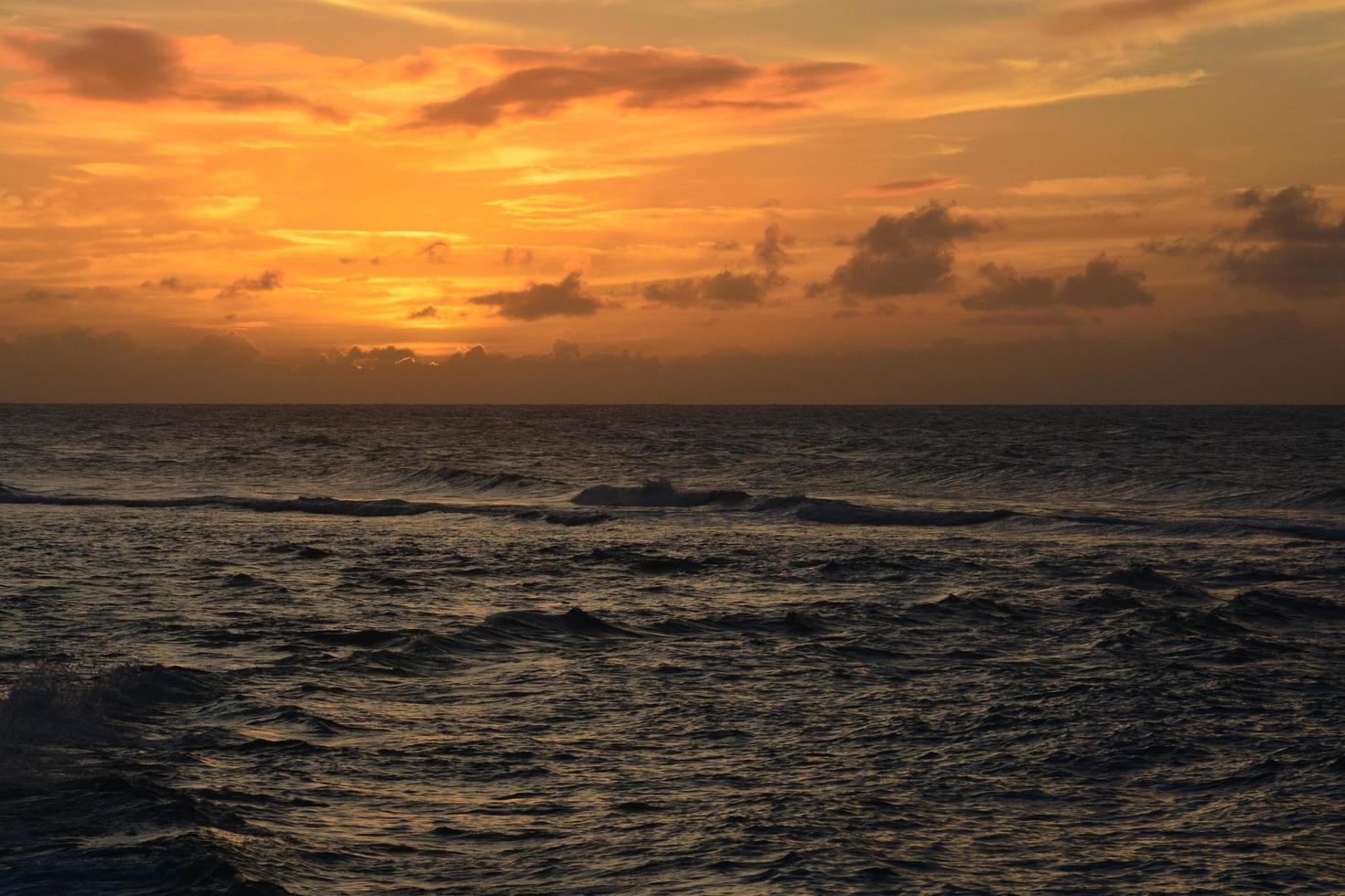 tramonto arancione sull'oceano foto