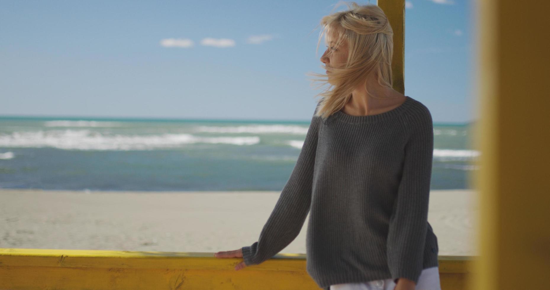 giovane donna godendo il caldo autunno giorno foto